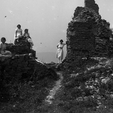 Ruderi del Castello di Treschietto con un gruppo di donne 1921