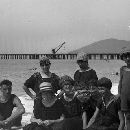 Gruppo di famiglia in vacanza a Marina di Carrara 1920