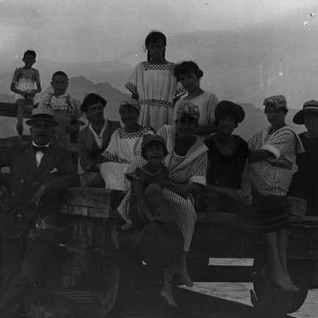 Gruppo di famiglia in vacanza a Marina di Carrara 1920
